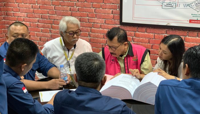 Jampidsus Serahkan Tersangka dan Barang Bukti Tahap II dalam Kasus Permufakatan Jahat