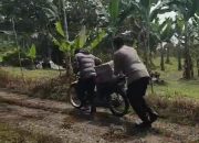 Personel Polres Pakpak Bharat Bantu Penjual Es Keliling Perbaiki Sepeda Motor Rusak