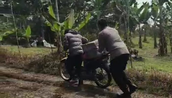 Personel Polres Pakpak Bharat Bantu Penjual Es Keliling Perbaiki Sepeda Motor Rusak