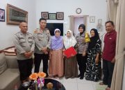 Kapolsek Patumbak Berikan Tali Asih kepada Keluarga Alm. Aiptu Amirsyah