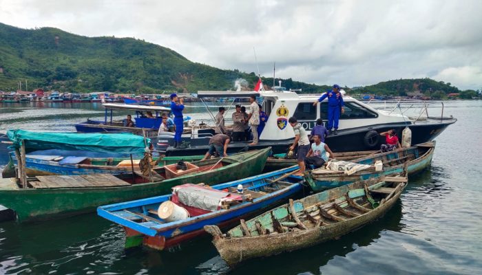 Polres Sibolga Bagikan Bansos Kepada Nelayan Tradisional di Kota Sibolga