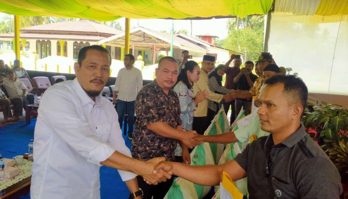 Peduli Petani, PT Lonsum Tbk Gunung Melayu Beri Bantuan Pupuk