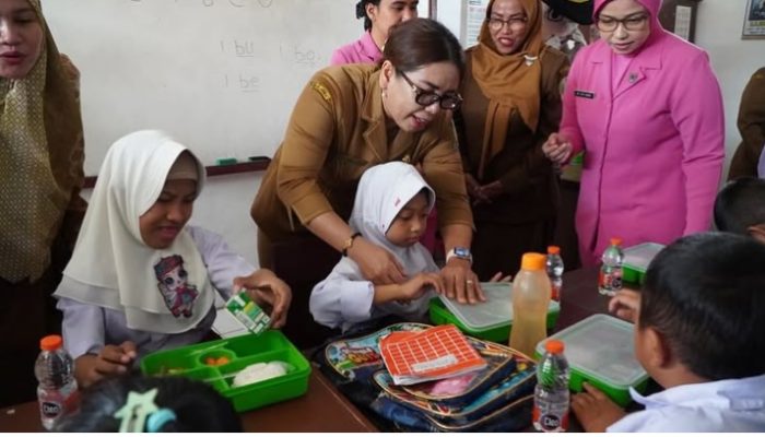 Sekda Langkat Dampingi Kapolres Bagikan Makan Siang Bergizi Gratis di SLB Negeri Stabat