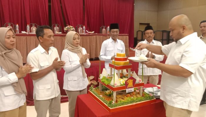Selamat Ulang Tahun! Ketua DPC Gerindra Kabupaten Blitar  Ferdian Reza Alvisa Pemotongan Tumpeng di HUT Ke-17 Partai Gerindra