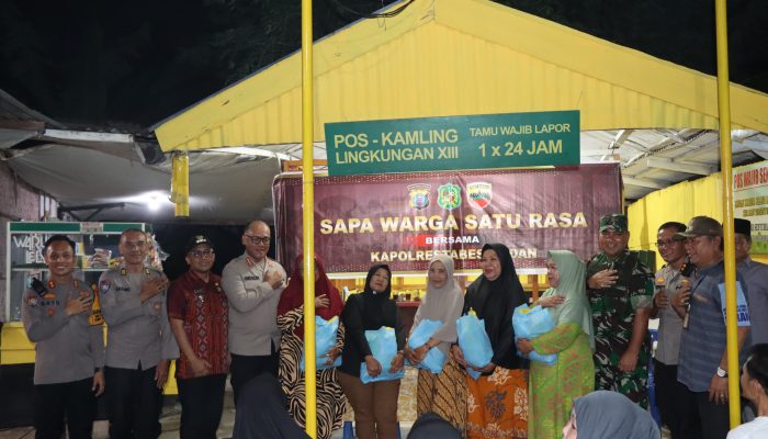 Kapolrestabes Medan Sapa Warga Glugur Kota di Pos Kamling ‘Wajib Senyum’