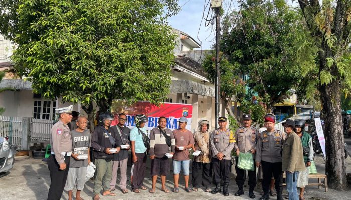 Polres Sibolga Laksanakan Jumat Berkah, Bagikan Nasi Kepada Warga