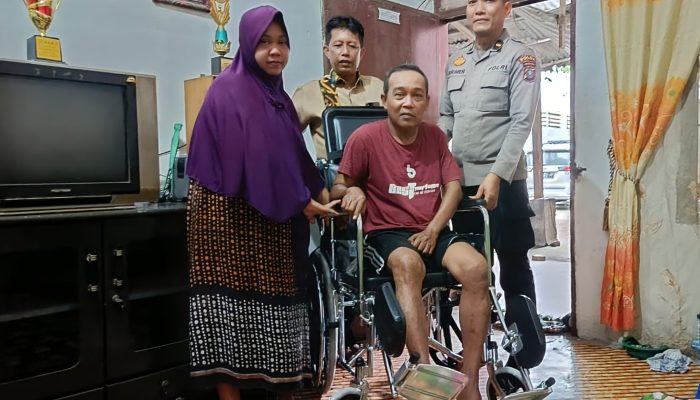 Kepedulian Polres Sergai, Wartawan Penderita Stroke Terima Bantuan Kursi Roda dan Sembako