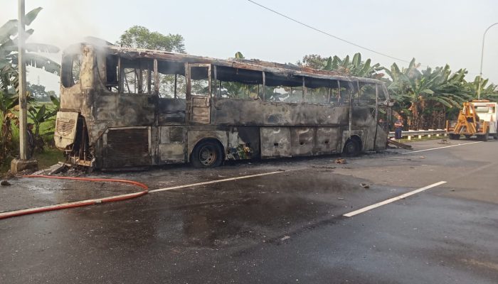 Insiden di Jalan Tol, Bus Putra Pelangi Perkasa Oleng Tabrak Pembatas Jalan, Lalu Terbakar