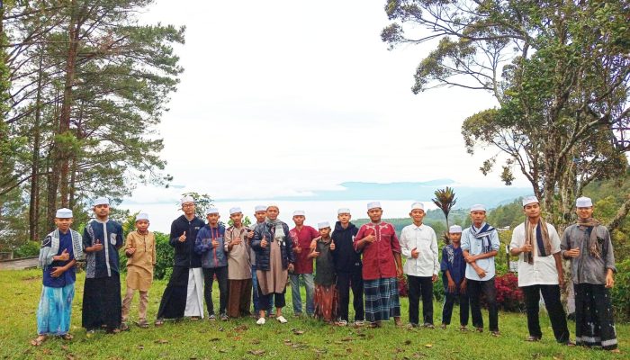 Rihlah Rohani Bersama Sahabat Robi: Pondok Pesantren Ashabul Rahmah Jelajahi Keindahan Simarjarunjung, Danau Toba