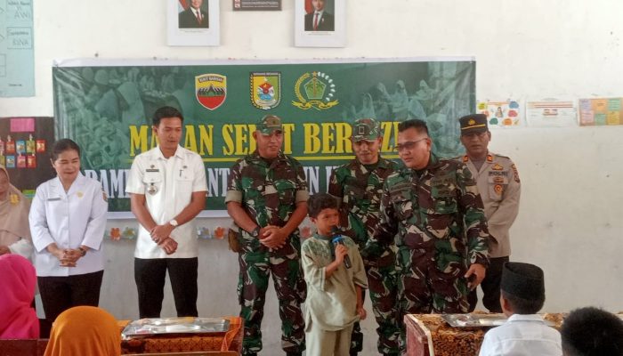 Koramil 08 Pantai Cermin Bagikan Paket Makanan Bergizi di SDN 10.74.25 Pantai Cermin