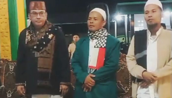 Sambutan Meriah! Ustadz Azwan Faisal Disambut Antusias Jamaah, Tim Hadroh Ponpes Asbabul Rahmah Hiasi Acara dengan Lantunan Sholawat