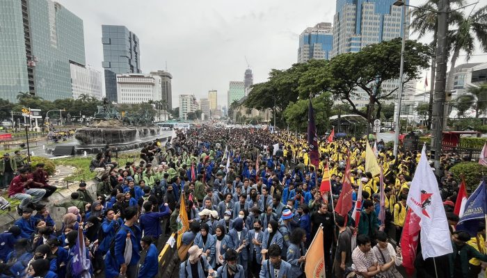 Mahasiswa Gelar Aksi #IndonesiaGelap, “Kami Dididik Berpikir, Bukan Siap Pak!”