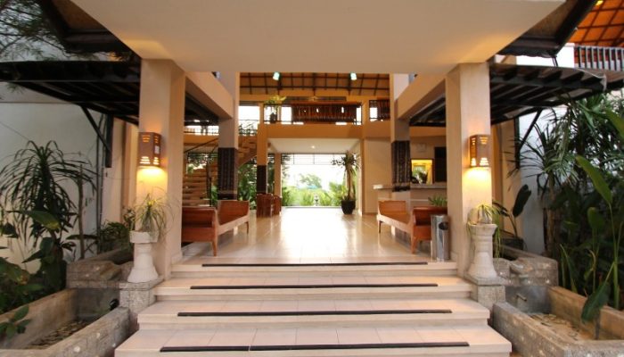 Puri Sari Beach Hotel: Penginapan Nyaman dengan Pemandangan Pantai di Labuan Bajo