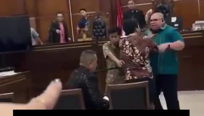 Duh! Sidang Rusuh, 2 Pengacara Razman Arif Nasution dan Hotman Paris Nyaris Adu Jotos