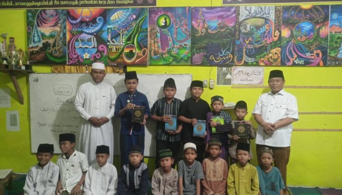 Wali Kota Tanjungbalai Silaturahmi ke Rumah Qur’an Baburrahman, Bagikan Al-Qur’an kepada Santri