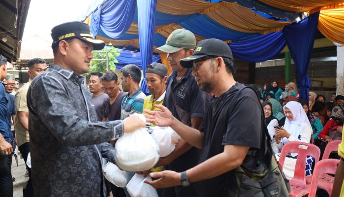 Wali Kota Tanjungbalai Mahyaruddin Salim Berikan Bingkisan Lebaran kepada Petugas Kebersihan Menjelang Idul Fitri 1446 H