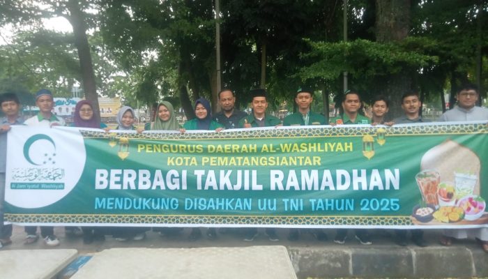 PD Al-Washliyah Pematang Siantar Bagikan Takjil Dan Suarakan Dukung UU TNI