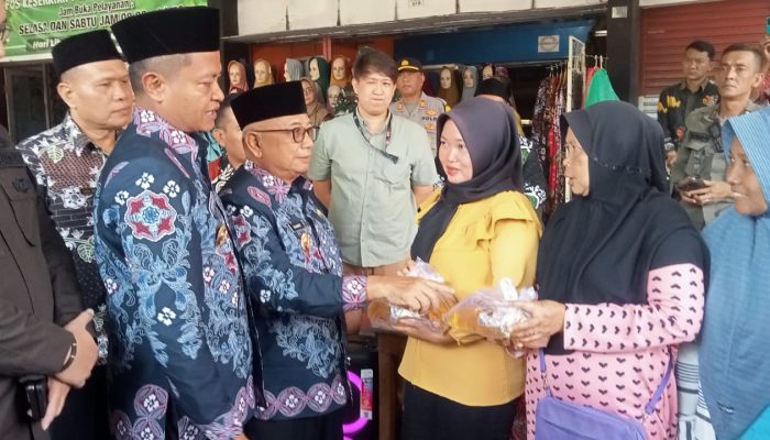 Bupati Rijanto dan Wakil Bupati Beky Lakukan Pemantauan Harga dan Stok Barang Kebutuhan Pokok di Pasar Wlingi Blitar