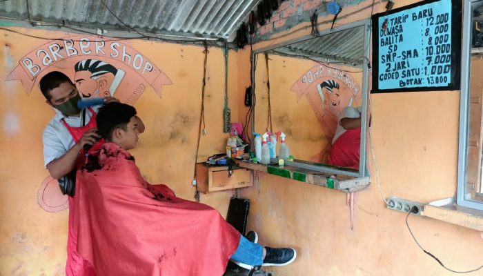 Info Buat Yang Mau Gunting Rambut, Tukang Pangkas Abdul Kadir Desa Pasar Baru