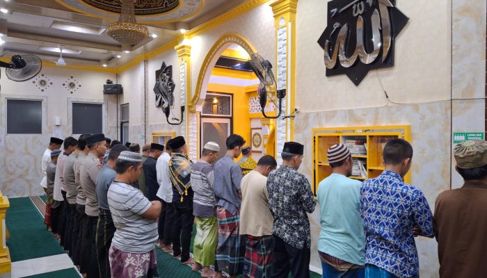 Polsek Sibolga Selatan Laksanakan Sholat Taraweh dan Tadarus Bersama Warga