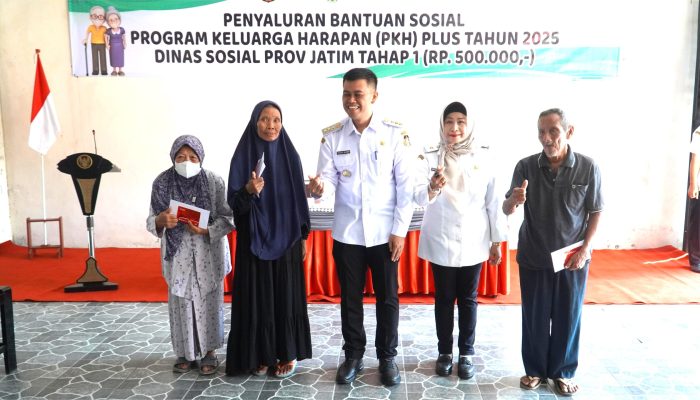 Wali Kota Blitar Salurkan Bansos PKH Plus Tahap I Tahun 2025