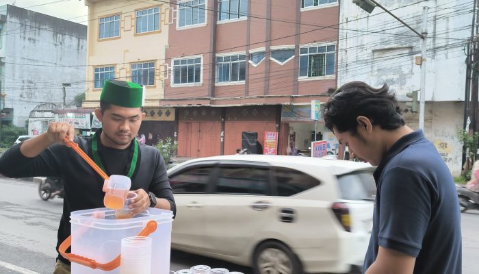 HMI Koms (P) Lafran Pane Tebing Tinggi Aktualisasikan Mission HMI, Lewat Aksi Berbagi Takjil.