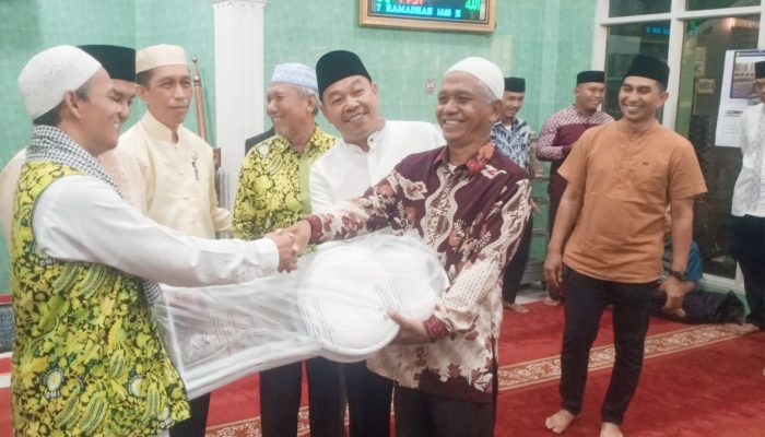 Ramadan Berkah: DMI dan Pemko Tebing Tinggi Santuni Anak Yatim dan Bantu Masjid