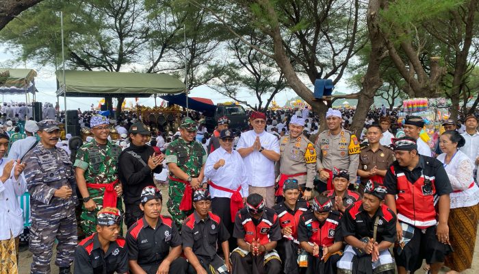 Bupati Blitar Hadiri Acara Melasti dalam Rangka Menyambut Hari Raya Nyepi Tahun Baru Saka 1947 di Pantai Jolosutro