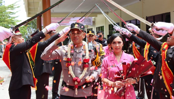 Jejakkan Kaki di Mapolres Pakpak Bharat, AKBP Pebriandi Haloho Disambut Tarian Adat