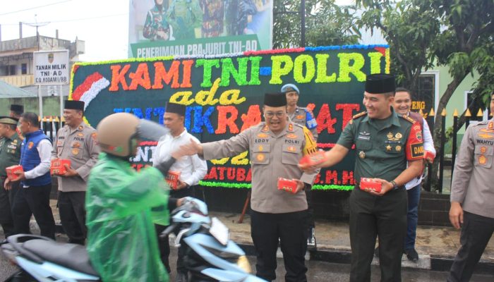 Peduli Dengan Masyarakat, TNI-Polri Membagikan Takjil Dijalan Raya