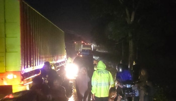 Polres Labuhanbatu Pengaturan Arus Lalulintas  Pasca Genangan Air  di Jalinsum