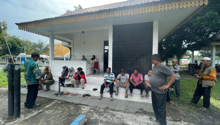 Pasca Pemecatan Kades, Puluhan Warga Paluh Kurau Datangi DPRD Deli Serdang