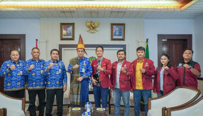 Dipakaikan Busana Adat Simalungun, Wali Kota Medan: Banggalah Jadi Orang Simalungun!