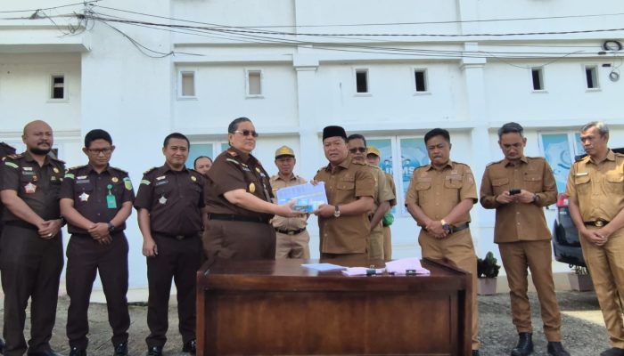 Kajari Mamasa Serahkan Pemulihan Keuangan dan Aset Pemkab kepada Bupati