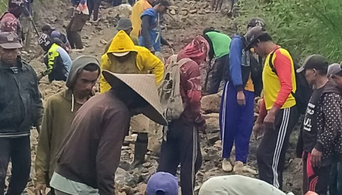 Ingin Dapatkan Perhatian Serius dari Pemda Blitar, Warga Desa Tugurejo Gotong Royong Bangun Jalan Menuju Jalur Lintas Selatan