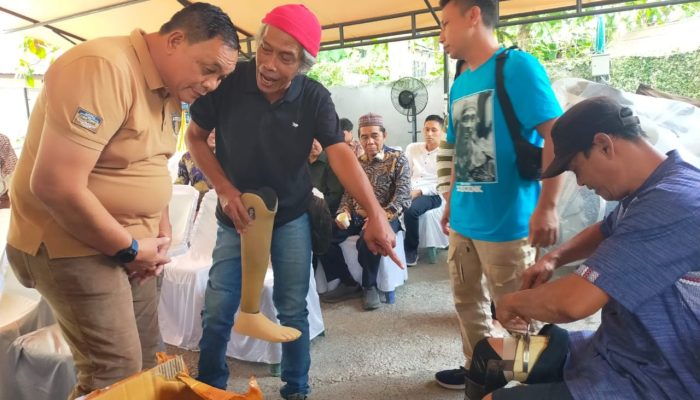 Universitas Panca Budi Medan dan Anggota DPRD Deli Serdang Dahnil Ginting Bagikan 1000 Kaki Palsu