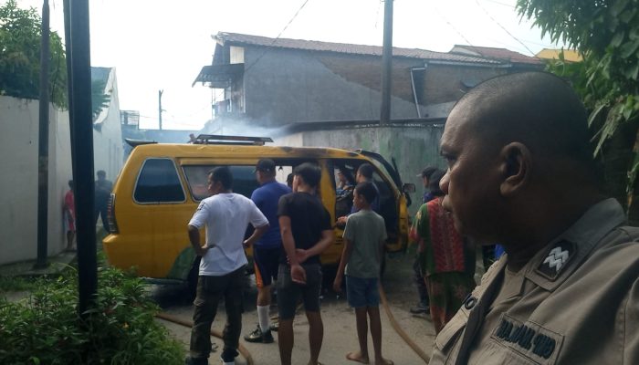 Angkot Terbakar di Depan Rumah Usai Diperbaiki
