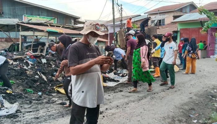 Bantu Kurangi Beban Pedagang, Camat Tanjungbalai Utara Giatkan Gotong Royong Bersihkan Puing Kebakaran Pasar TPO