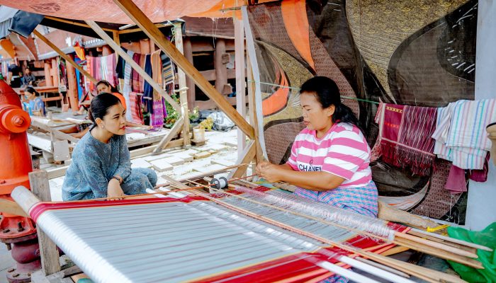 Benang Cinta dari Hutaraja Ketika Kahiyang Ayu Menyusuri Jejak Ulos di Samosir