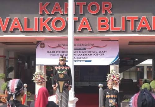 Wamendagri Bima Arya Pimpin Upacara Hardiknas 2025 di Kota Blitar, Serukan Pendidikan Berkarakter