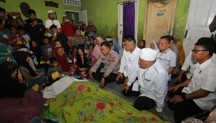 Kapolda Sumut Melayat ke Rumah Duka Korban Tawuran di Belawan, Sampaikan Belasungkawa Mendalam