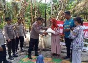 Jumat Barokah, Polsek Teluk Mengkudu Salurkan Bansos kepada Warga Kurang Mampu