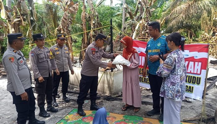 Jumat Barokah, Polsek Teluk Mengkudu Salurkan Bansos kepada Warga Kurang Mampu