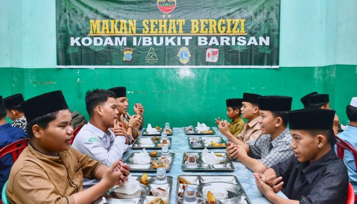 Anak Panti Asuhan Jamiyatul Washliyah dan Aceh Sepakat Darul Aitam Medan Terima Makan Sehat Bergizi Program Kodam I/BB