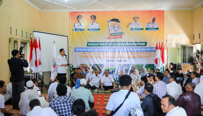 Rico Waas Serahkan Mandat Tani Merdeka, Dorong Urban Farming di Medan