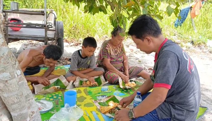 Di Bawah Pohon Mangga, Pasangan Lansia Bertahan Hidup Dengan Sisa Beras dan Harapan