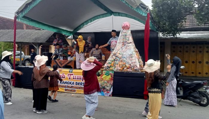 Kirab Tumpeng Warnai Tradisi Bersih Desa Sumbersari Blitar