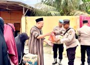 Polsek Pantai Cermin Berbagi Sembako di Jumat Berkah