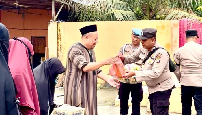 Polsek Pantai Cermin Berbagi Sembako di Jumat Berkah
