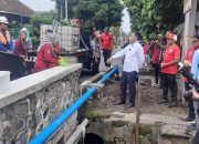 Mas Ibin Tinjau Titik Rawan Banjir di Blitar, Soroti Masalah Sampah di Sungai